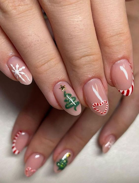 14. Cute Christmas Tree and Candy Cane Nail Art
