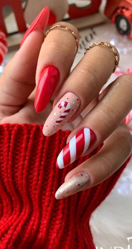 8. Sweet Candy Cane Inspired Christmas Nail Art
